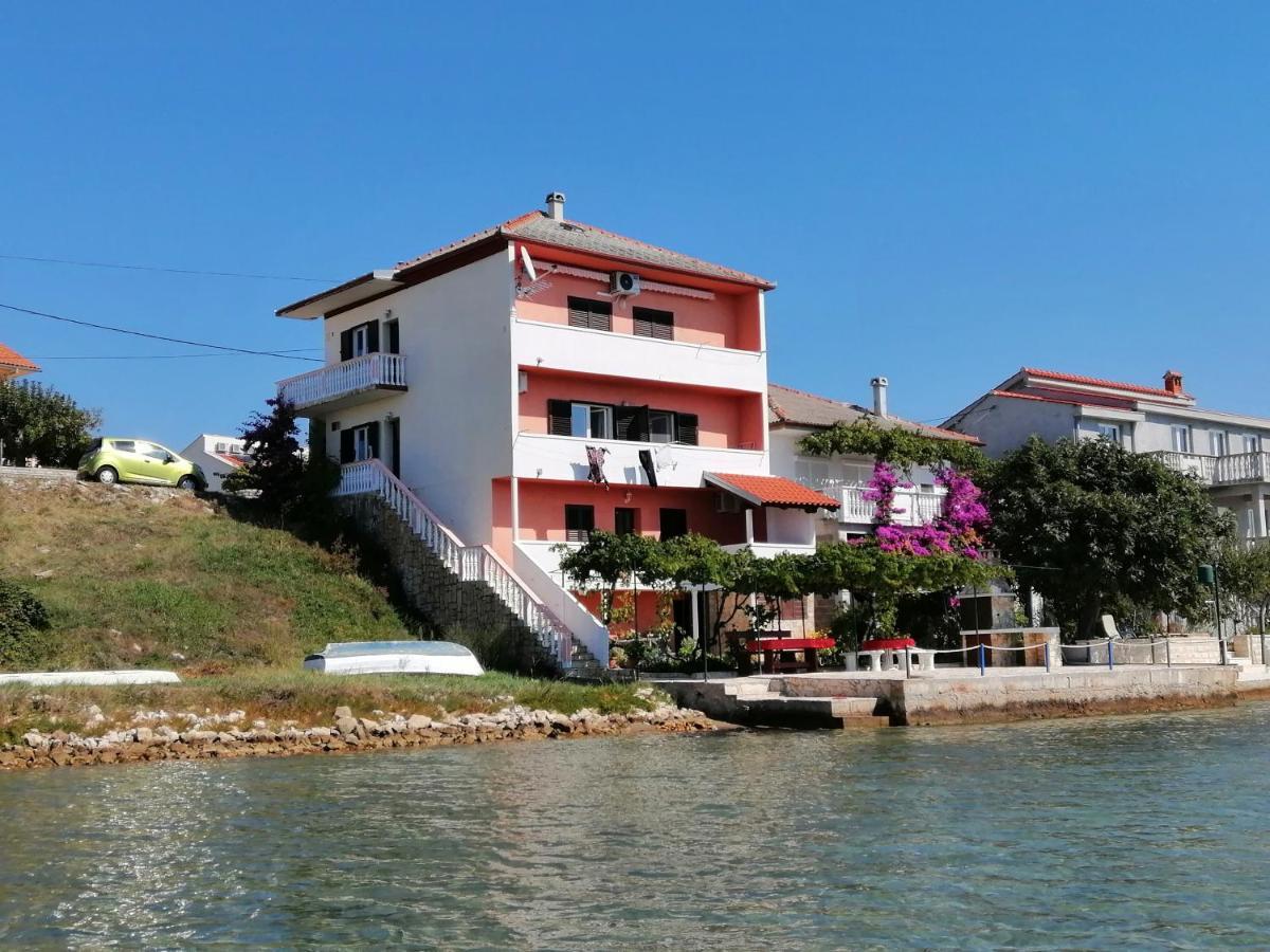 Apartmani Mirko Ljubac Ražanac Exterior foto